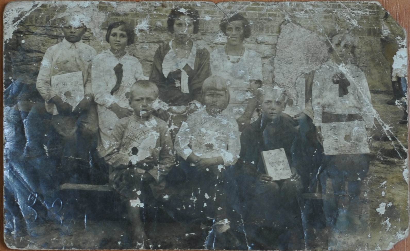 Випуск першого класу школи села Галузинці. Григорій Шикирявий — у нижньому ряду крайній зліва. Фото з архіву свідка.