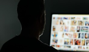 PornHub пропонуватиме психологічну допомогу користувачам, які шукають контент, пов’язаний із сексуальним насильством над дітьми
