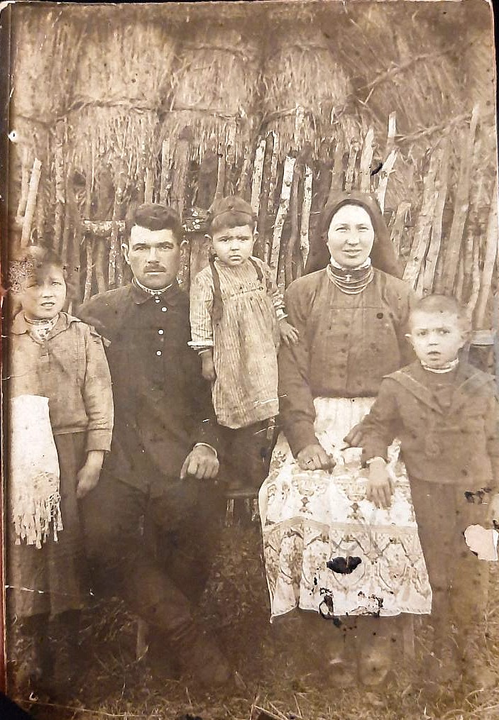 Сім’я Слободян: батьки  - Феодосія та Роман, їхні діти - Марія, Антоніна та Іван. Фото 1932 року.
