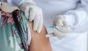 Майже 50% українців вірять, що вакцина небезпечніша за коронавірус, – опитування USAID-Internews