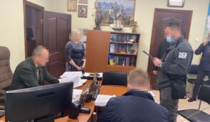 Суддя у Лисичанську “ухвалювала” рішення та справно отримувала зарплату, знаходячись не на роботі
