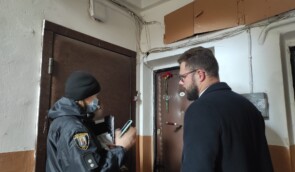 Невідомі встромили кинджал у двері захисника архітектурної спадщини Києва