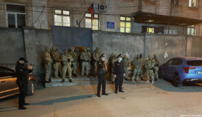 У Сімферополі силовики заборонили занепокоєним незаконними затриманнями збиратися під “відділком поліції”