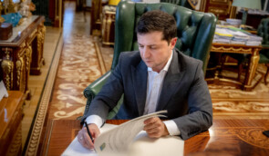 Зеленський підписав закон про спрощену видачу документів людям, зареєстрованим в Криму або в ОРДЛО
