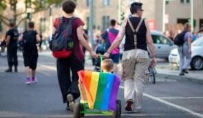Суд постановив, що одностатевих батьків та їхніх дітей мають визнавати сім’ями у всьому ЄС