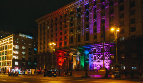 У Міжнародний день прав людини КМДА підсвітили кольорами ЛГБТ-прапора