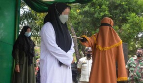 В Індонезії за зраду жінка отримала 100 ударів батогом. Обвинувачений чоловік – 15 ударів