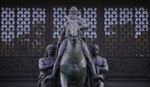 Влада Нью-Йорка прибрала через расизм статую Теодора Рузвельта