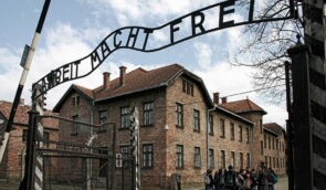 У Польщі оштрафували нідерландську туристку за нацистський салют перед входом до Аушвіца