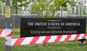 США зобов’язали дипломатів посольства в Україні вивезти свої родини