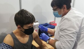 Підліткам почнуть виплачувати тисячу за вакцинацію