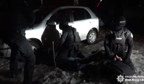 Троє поліцейських з Дніпропетровщини викрали чоловіка у Києві та вимагали 12 тисяч доларів викупу