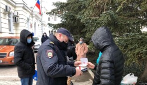 Окупаційна поліція переписувала дані паспортів кримчан, хто прийшов підтримати нових політв’язнів у справі Хізб ут-Тахрір