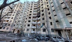 У Києві уламки російського снаряду впали на житловий будинок