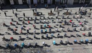 У центрі Львова вшанували пам’ять вбитих російськими окупантами дітей: виставили 109 порожніх дитячих візочків