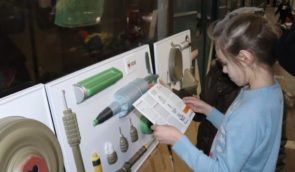 Дітям, які ховаються в харківському метро від російських обстрілів, провели урок з мінно-вибухової безпеки