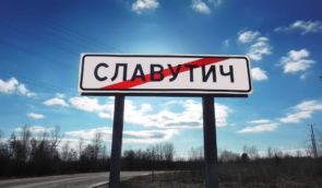В окупованому Славутичі росіяни вбили трьох мирних жителів на мітингу проти загарбників — мер міста