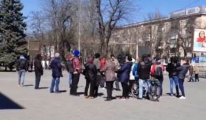 Попри криваві розгони мітингів росіянами напередодні, херсонці знову вийшли на протест
