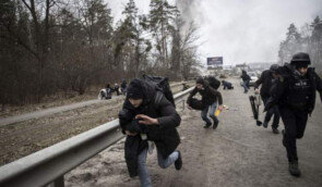 Люди евакуюються з Ірпіня під обстрілами