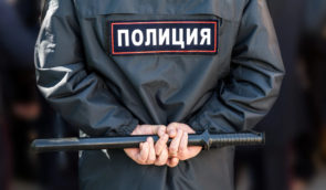 В России супругов сутки продержали в отделении полиции за разговор о войне в Украине: его услышали за соседним столиком в столовой