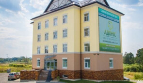 Неподалік Києва снаряд влучив у пологовий будинок