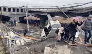 З Ірпеня триває евакуація: людей переводять під розваленим мостом