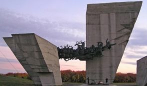 Російські окупанти пошкодили Меморіал пам’яті Другої світової війни в Ізюмі