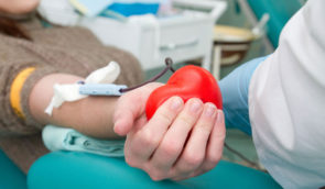 У центрах служби крові не вистачає донорів з негативним резус-фактором – Мінздоров’я