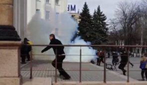 Херсонці знову вийшли на мітинг проти російської окупації: у відповідь загарбники стріляли у них димовими шашками