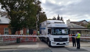 Чоловік в Ірландії протаранив ворота російського посольства вантажівкою на знак протесту проти війни в Україні