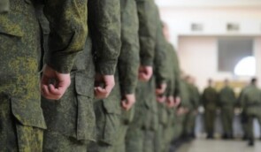 Российские военные планируют принудительно “мобилизовать” в войска украинцев из временно оккупированных южных областей