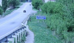 Российские военные вывозят жителей села Харьковской области в Россию
