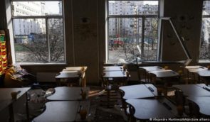 На тимчасово окупованих територіях росіяни змушують дітей ходити до школи попри обстріли