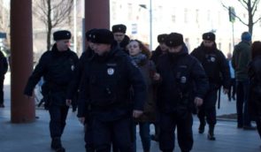 Росіянку, яка вийшла на одиночний пікет проти війни в Україні, приїхали затримувати семеро силовиків