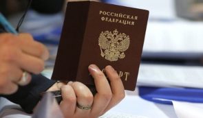 Окупанти примушують депортованих до РФ українців отримувати російські паспорти