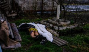 “Разрезанные” авиаударами дома, тела замученных во дворах и сотни пропавших без вести: иностранные журналисты побывали в Бородянке
