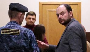 У Росії заарештували журналіста Володимира Кара-Мурзу: йому загрожує до 15 років в’язниці за законом про “фейки”