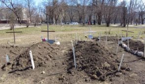 В Мариуполе россияне выкапывают захоронения и не позволяют делать новых, вероятно, чтобы скрыть преступления