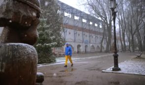 Росіянина затримали під час знімання сюжету про донос на нього сусідки: увагу силовиків привернув жовто-блакитний костюм