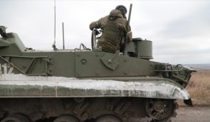 Російські військові обстрілюють села на Херсонщині з танків під українськими прапорами