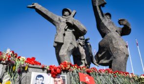 У Латвії планують знести памʼятник “радянським визволителям”, з Росії лунають заклики “напоумити” країну 
