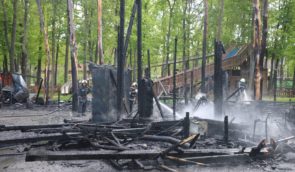 Российские военные обстреляли центр Харькова, из-за чего загорелись детские аттракционы в парке