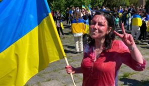 В акції з “кров’ю” для російського посла в Польщі брали участь українські активістки, поліція зібрала їхні контакти