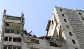 Под завалами обстрелянной россиянами многоэтажки в Харькове обнаружили два тела
