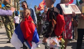 “Побєдобєсіє” на окупованих територіях: масовки з радянськими прапорами в Херсоні та “святкування” з ватажком терористів “ДНР” у Маріуполі