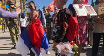 “Побєдобєсіє” на окупованих територіях: масовки з радянськими прапорами в Херсоні та “святкування” з ватажком терористів “ДНР” у Маріуполі