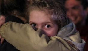 Чотирирічна Аліса, яку росіяни розлучили з мамою під час евакуації з “Азовсталі”, перебуває разом з дядьком