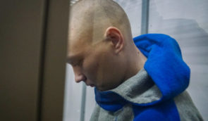Подозреваемый в убийстве гражданского в Сумской области российский военный полностью признал вину в суде