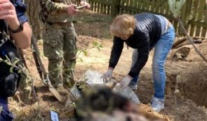 Розстріляли та переїхали танком: на Київщині виявили тіла чоловіків, яких убили військові РФ