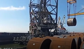 Окупанти вантажать український метал на російське судно в порту Маріуполя